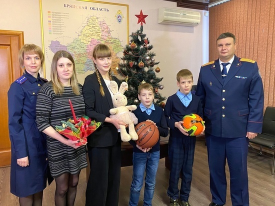 Брянский следователь исполнил новогодние желания троих детей