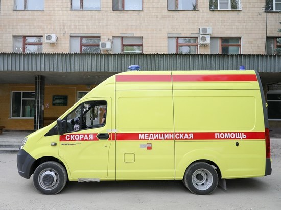 На юге Волгограда водитель иномарки сбил 22-летнюю девушку