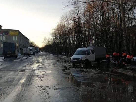 Сотрудники Дирекции благоустройства убрали воду с проезда Шабулина в Рязани