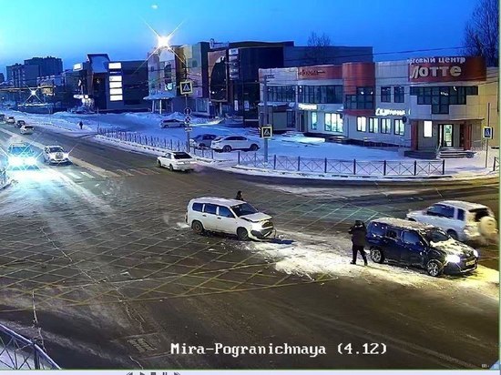 Два автомобиля Toyota Probox столкнулись на перекрестке в Южно-Сахалинске
