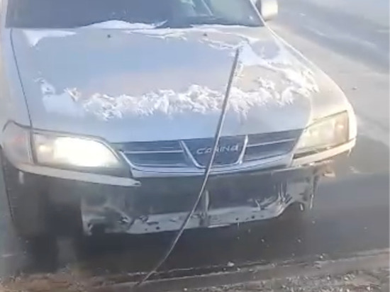 Водитель Toyota Carina въехал в арматуру на дороге в Южно-Сахалинске