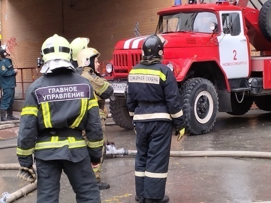 В Советском районе Новосибирска загорелся пассажирский автобус