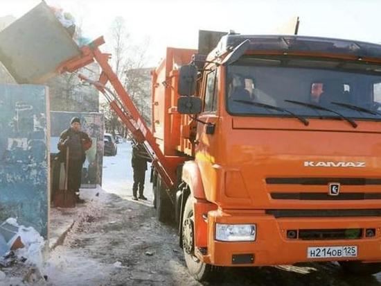 Во Владивостоке вывозом новогоднего мусора занимаются круглосуточно