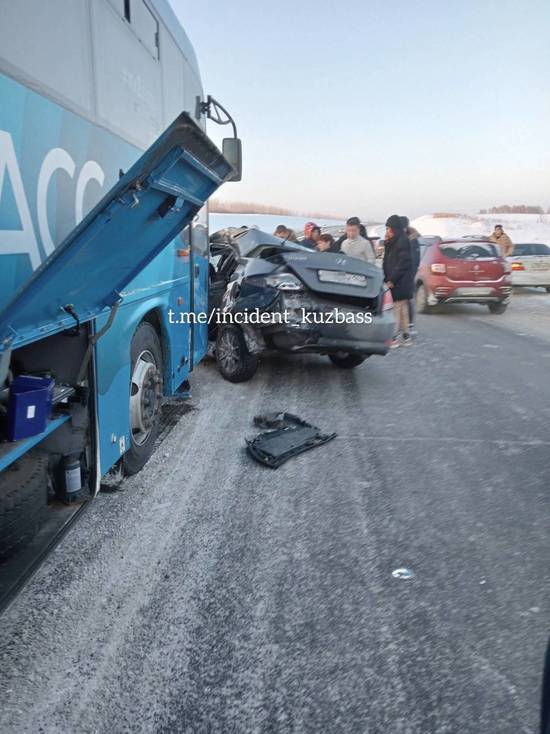 Два человека пострадали в результате ДТП с участием междугороднего автобуса и легковушки в Кузбассе