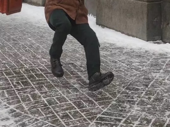 Травматолог посоветовал, как уберечь руки-ноги при гололеде на улицах Ярославля
