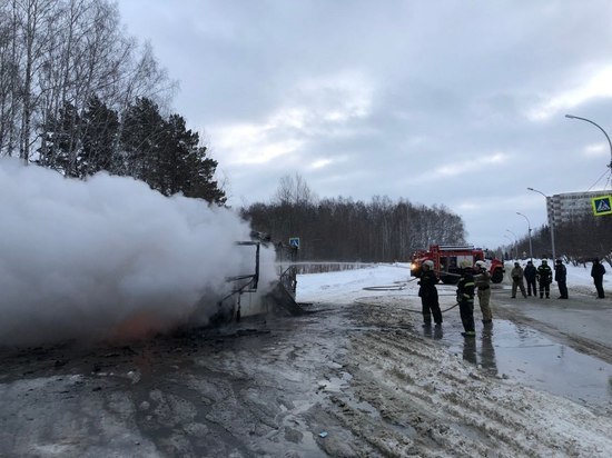 МЧС опубликовало фото сгоревшего автобуса в Новосибирске