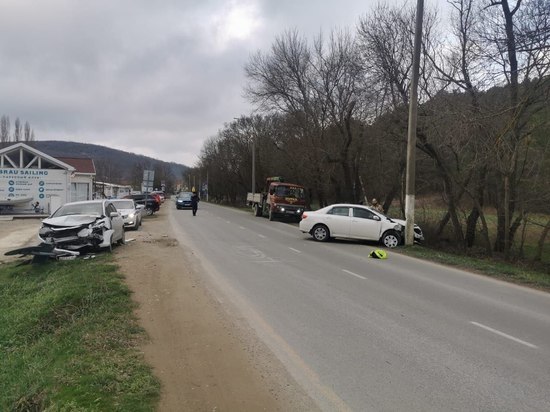 На трассе в Новороссийске при столкновении 2 иномарок пострадали водитель и пассажир