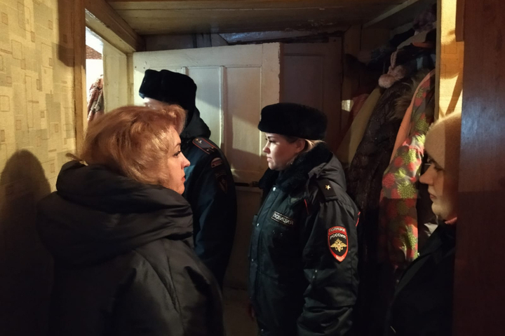 В Костроме сотрудники полиции раздали подарки социально опасным семьям