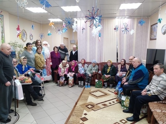 К бабушкам и дедушкам Смоленской области тоже пришел Дед Мороз