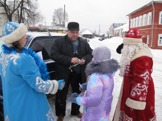 В Ивановской области автолюбителей поздравляет полицейский Дед Мороз
