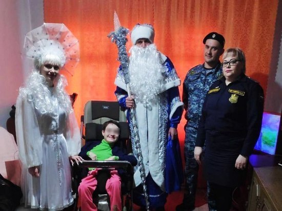 Судебные приставы из Хабаровска исполнили желания двух девочек