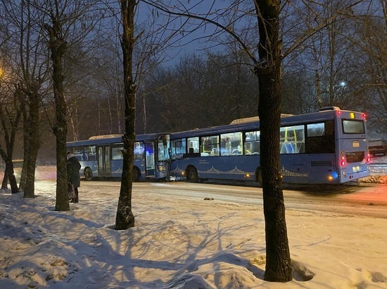 Утром в Твери произошло лобовое столкновение синих автобусов