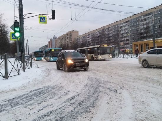 Автомобилистов Петербурга попросили не лихачить на дорогах в снегопад