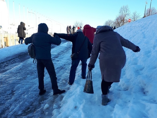 Власти городов экономят на песке, а жители не могут добраться за хлебом