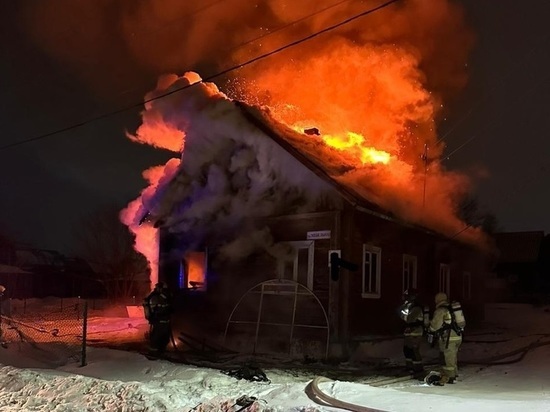 Ночью 25 спасателей тушили мощный пожар в Петрозаводске
