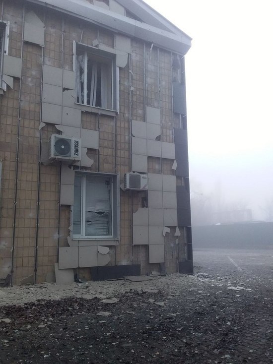 Здание горловского предприятия повреждено снарядами ВСУ