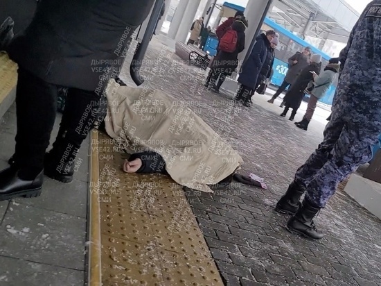 Житель Новосибирска с подарками и шампанским скончался на перроне в Кузбассе