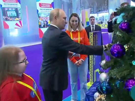 Путин поговорил с восьмилетней девочкой, чью открытку снял с "Елки желаний"