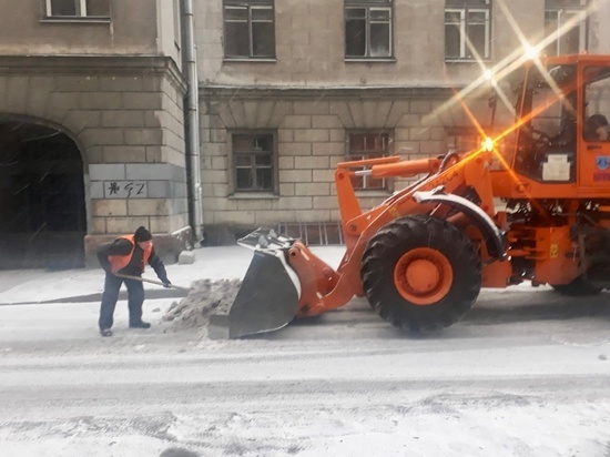 Сгребают все: улицы Петербурга в снегопад чистят более 700 дворников