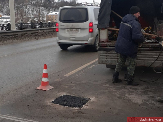 Тонна асфальта ушла на ямы на владимирском мосту через Клязьму