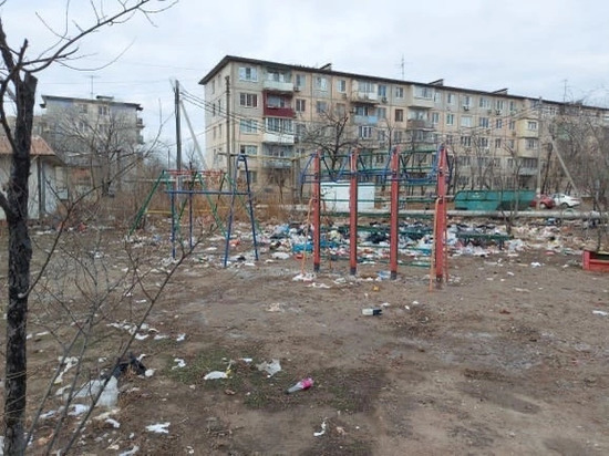 В Астрахани неизвестные устроили свалку прямо на детской площадке