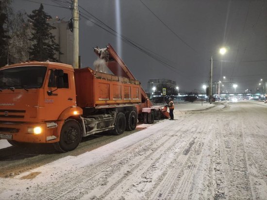 В Омске на уборку снега вышли более 400 рабочих