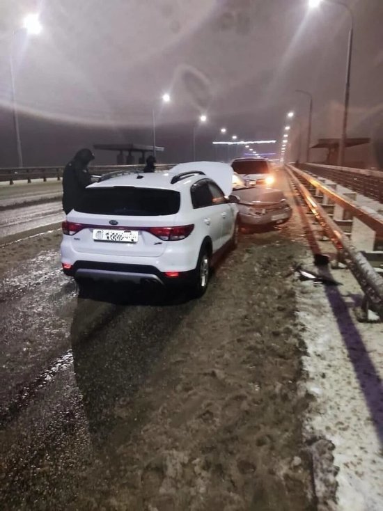 В Балакове столкнулись две легковушки, пострадали девушка и женщина