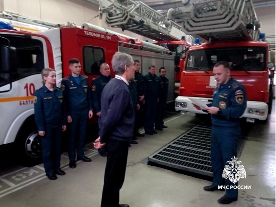 В Балтийске наградили пожарного добровольца