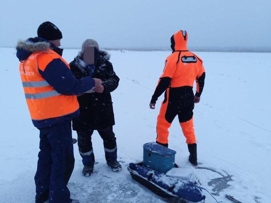 Спасатели из Новой Ладоги выгнали рыбаков со льда Ладожского озера