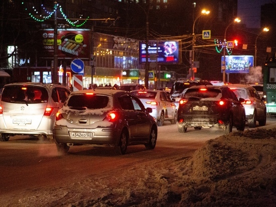 Гулявшие по центру и набережной горожане создали вечерние пробки в Новосибирске