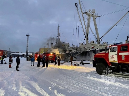 Из горящего судна «Принцесса Арктики» в Мурманске эвакуировали 7 человек