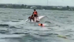 На Бали перевернулся и затонул катер с туристами: видео
