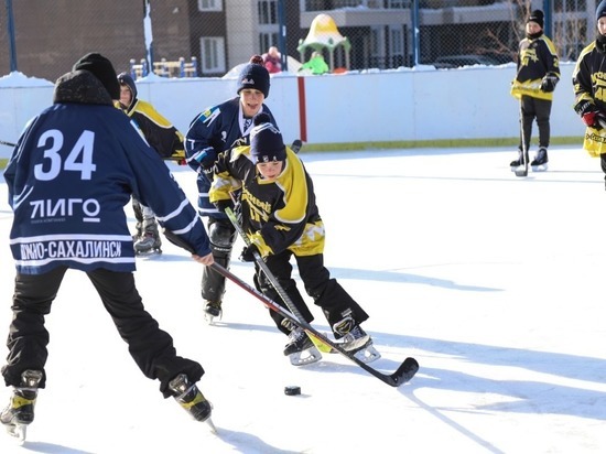 Во дворах Южно-Сахалинска стартовали хоккейные турниры