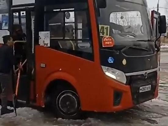 На остановке в рязанском Дягилеве автобус №41 застрял в снегу