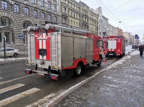 Один из этажей здания на Старопутиловском вале полыхал рано утром 5 января