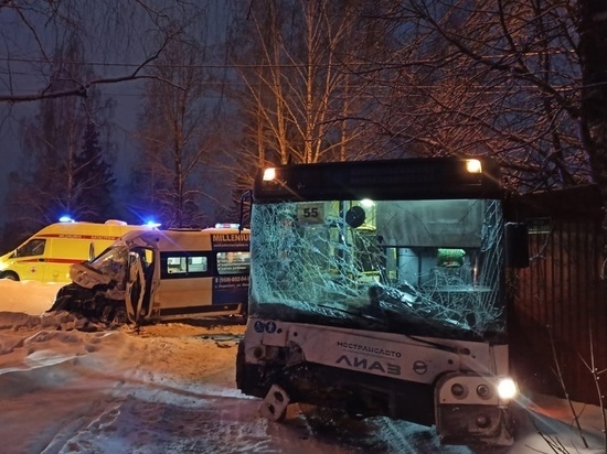 Маршрутка и автобус столкнулись в Подмосковье