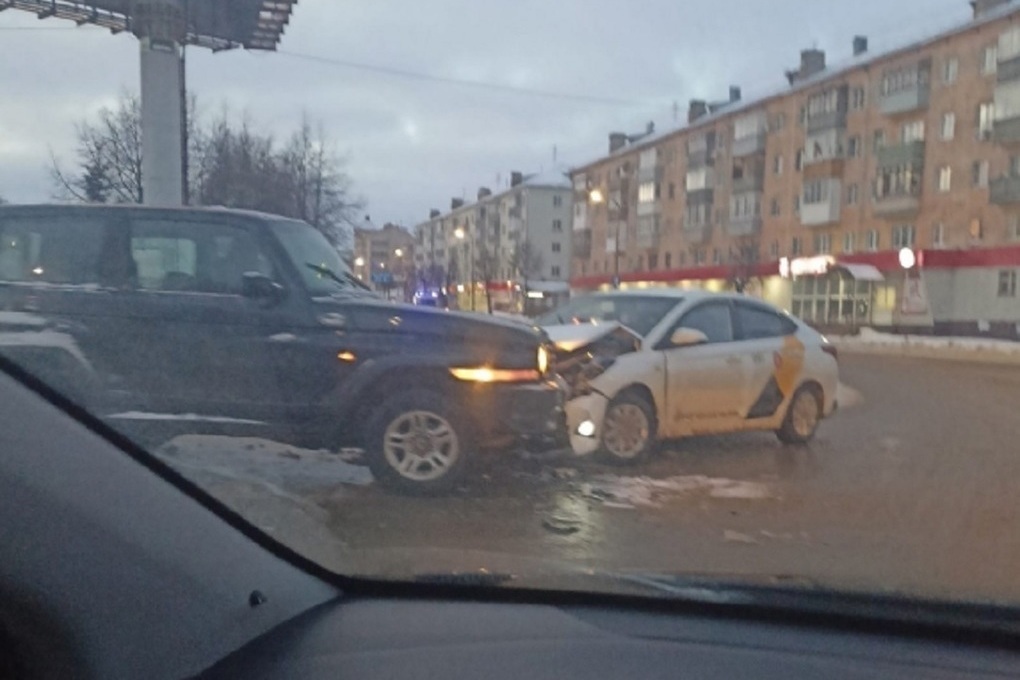 В Костроме таксист спровоцировал ДТП на встречной полосе