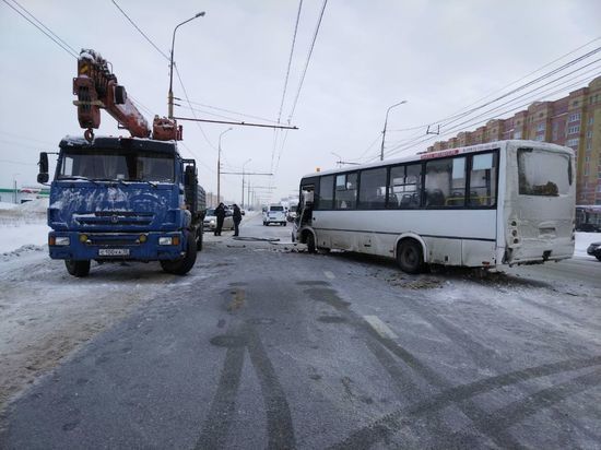 В Йошкар-Оле столкнулись КамАЗ и автобус
