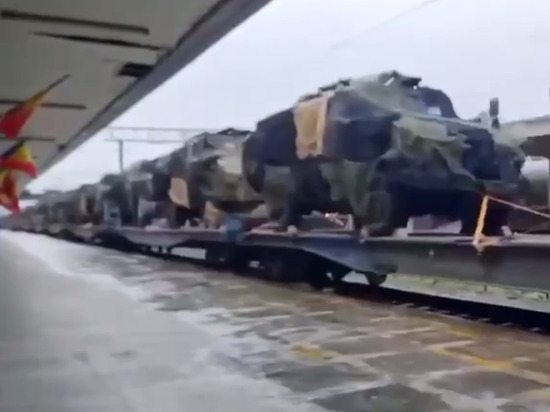 В Румынии заметили поезд с турецкими бронеавтомобилями Kirpi для ВСУ