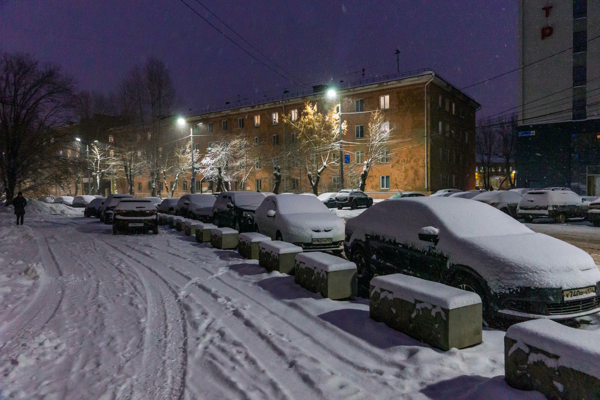 Челябинец полностью украсил автомобиль гирляндой - МК Челябинск