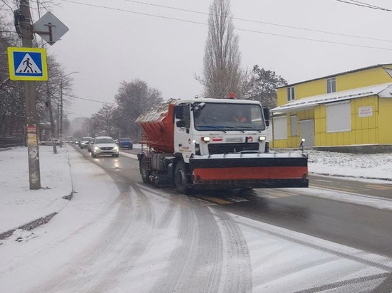 В Курске в расчистке автодорог от снега задействовали 55 единиц техники