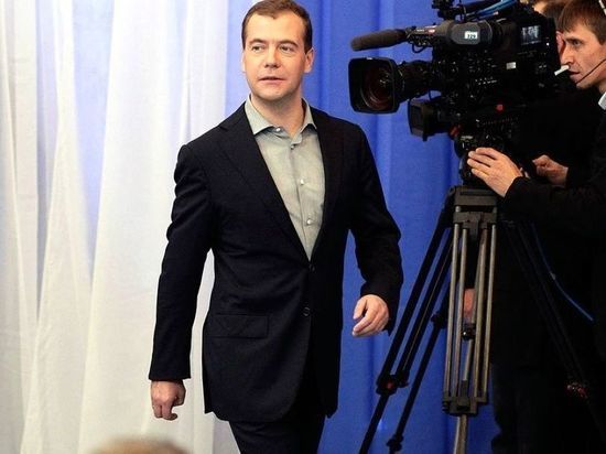 Медведев отреагировал на обращение посольства США к россиянам