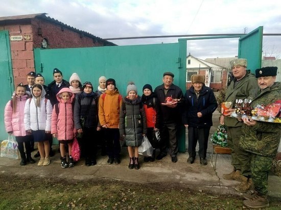 Ветеранов ВОВ поздравили с праздниками луганские школьники