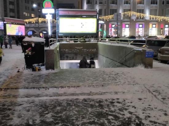В Новосибирске жители жалуются на гололед около метро «Площадь Ленина»