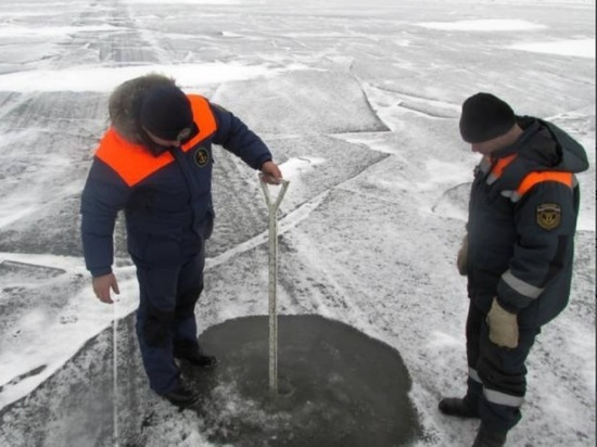 Ярославские спасатели проверили толщину льда