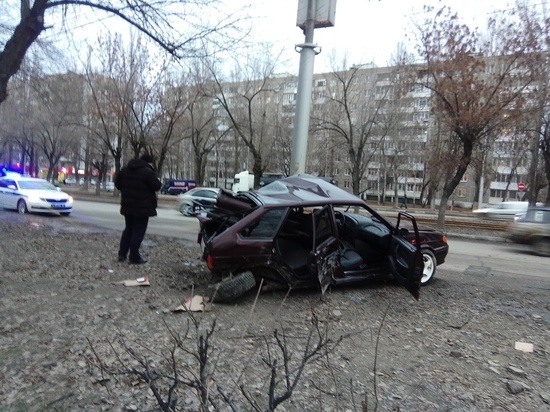 Автомобиль в Саратове разбился о столб всмятку