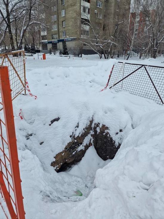 Дети могут угодить в пропасть: огромная яма во дворе обеспокоила кемеровчанина