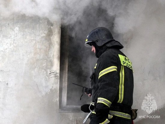 В Челябинске пожар уничтожил трехэтажное здание