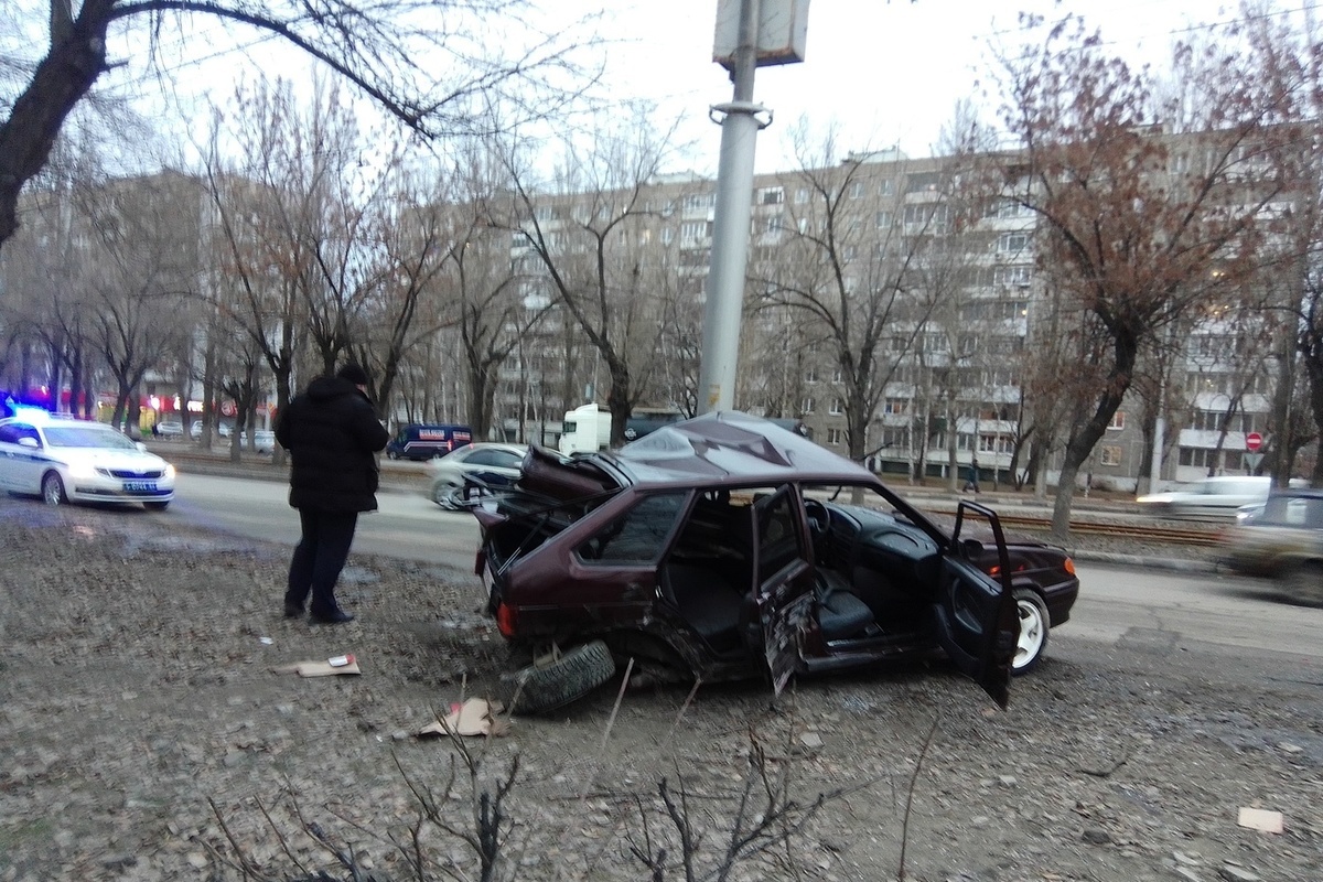 Автомобиль в Саратове разбился о столб всмятку - МК Саратов