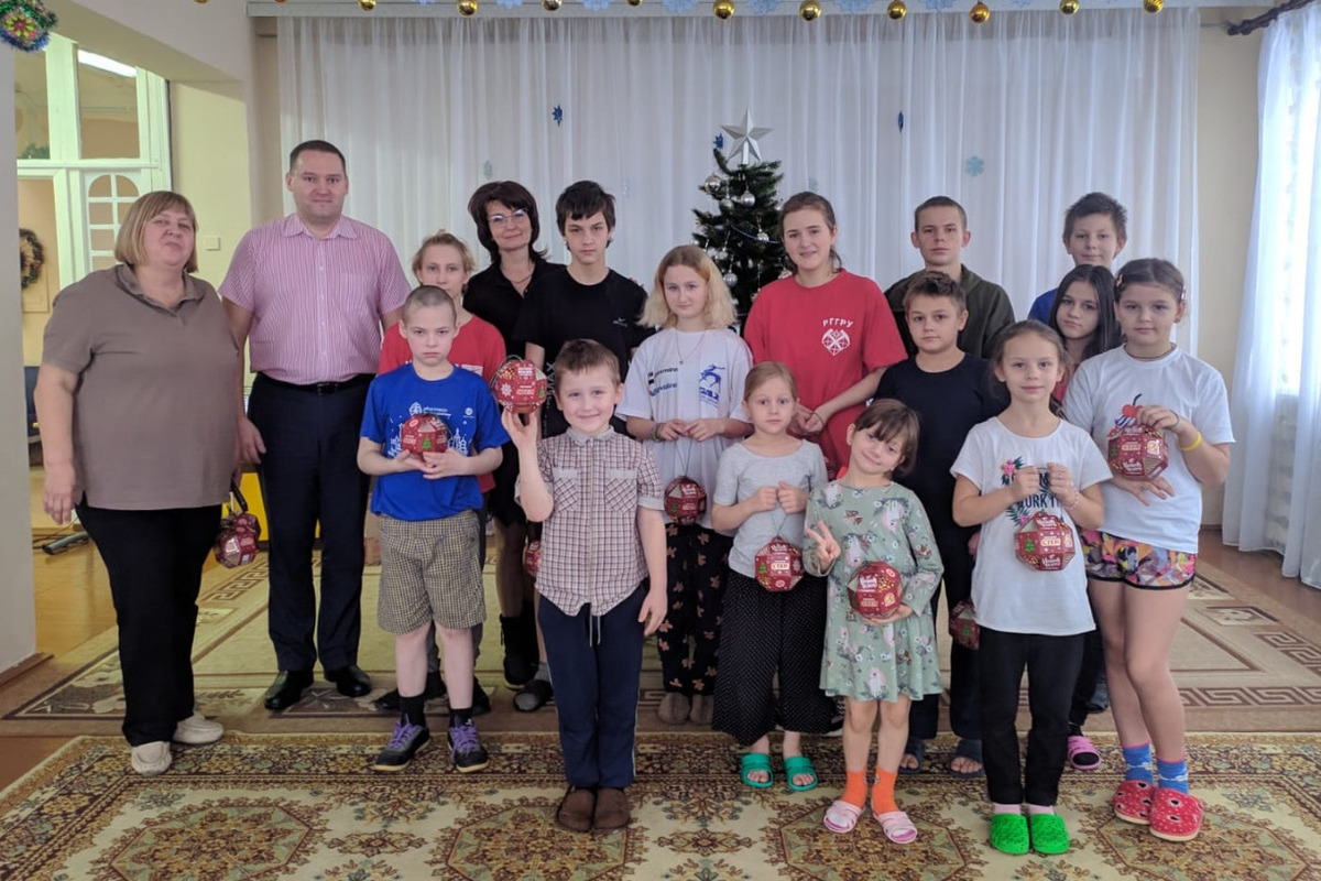 Сотрудники «Костромаэнерго» поздравили детей из Центра «Радуга» Нерехтского района с Новым годом
